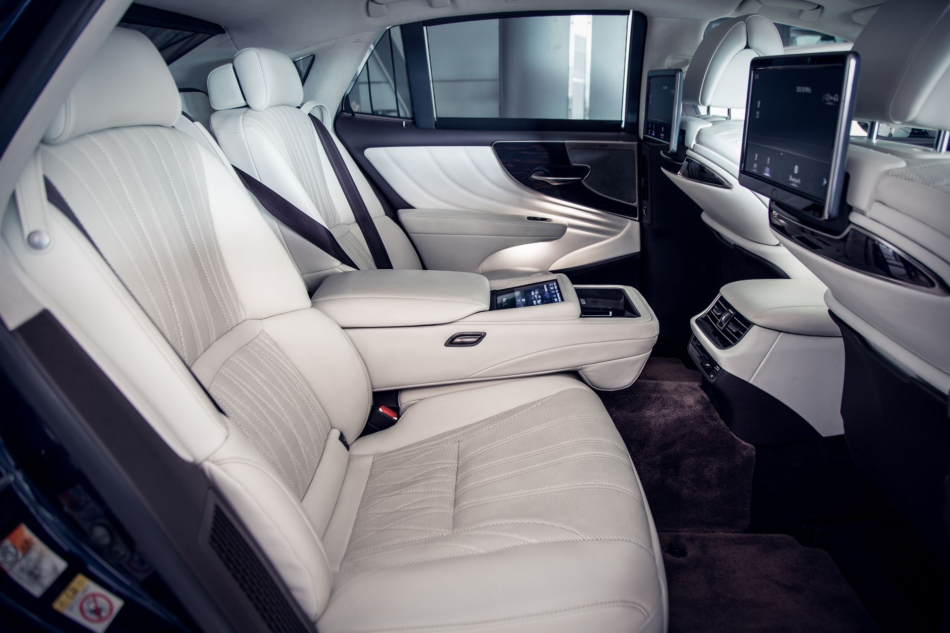 https://www.pexels.com/photo/a-luxurious-car-interior-9651478/