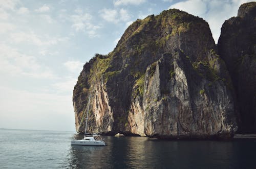 Bateau à Voile Blanc à Côté De La Montagne