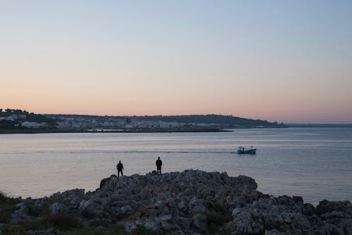 бесплатная Бесплатное стоковое фото с берег моря, закат, лодка Стоковое фото