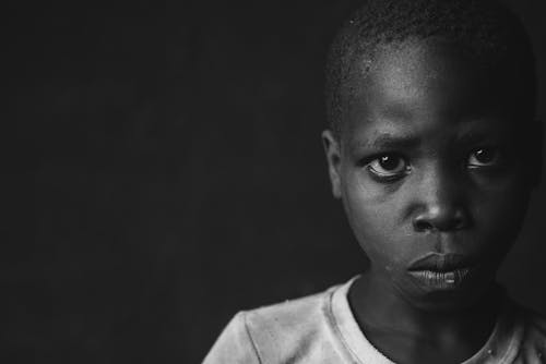 Základová fotografie zdarma na téma afro-americký chlapec, bílá košile, černý a bílý