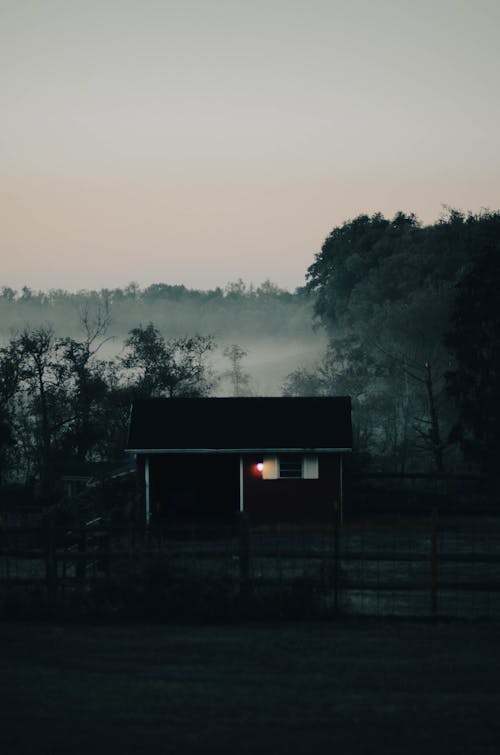 Fotos de stock gratuitas de casa, con niebla, granero