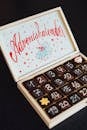 装饰着数字和星星的木制降临节日历，里面装满了巧克力