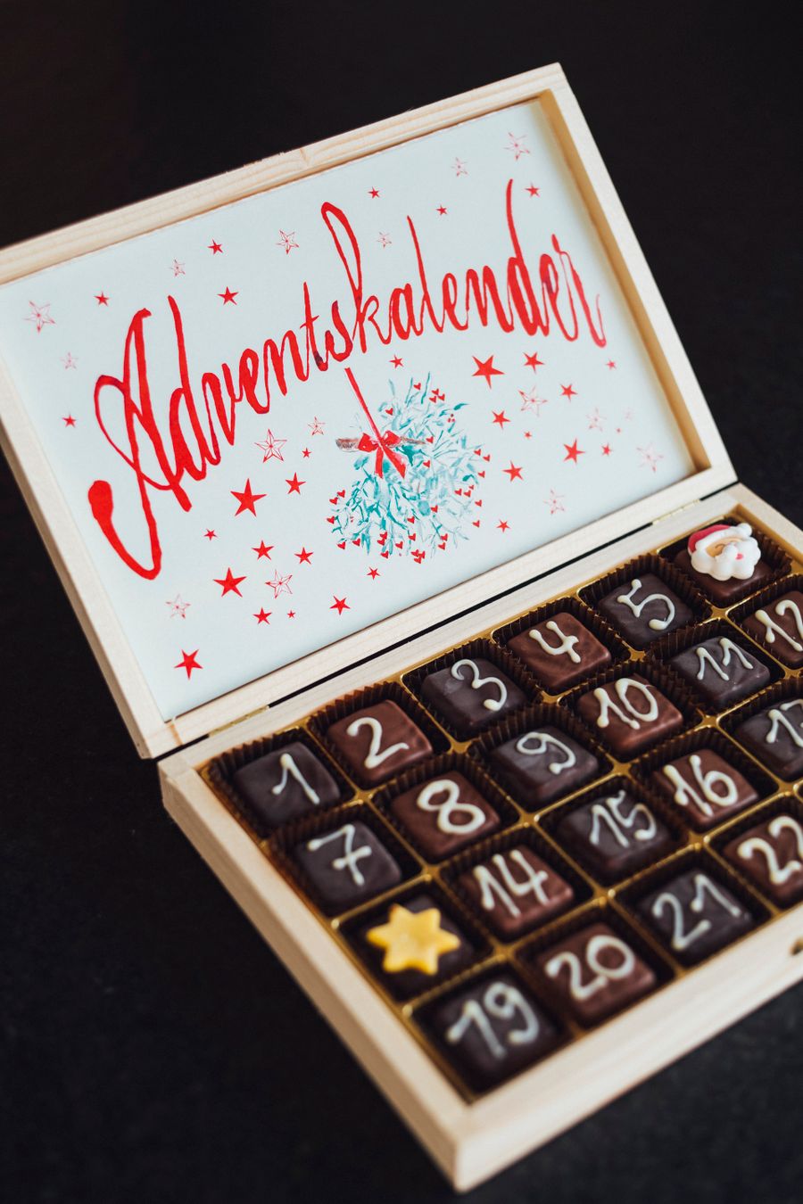 Adventskalender i trä fylld med choklad