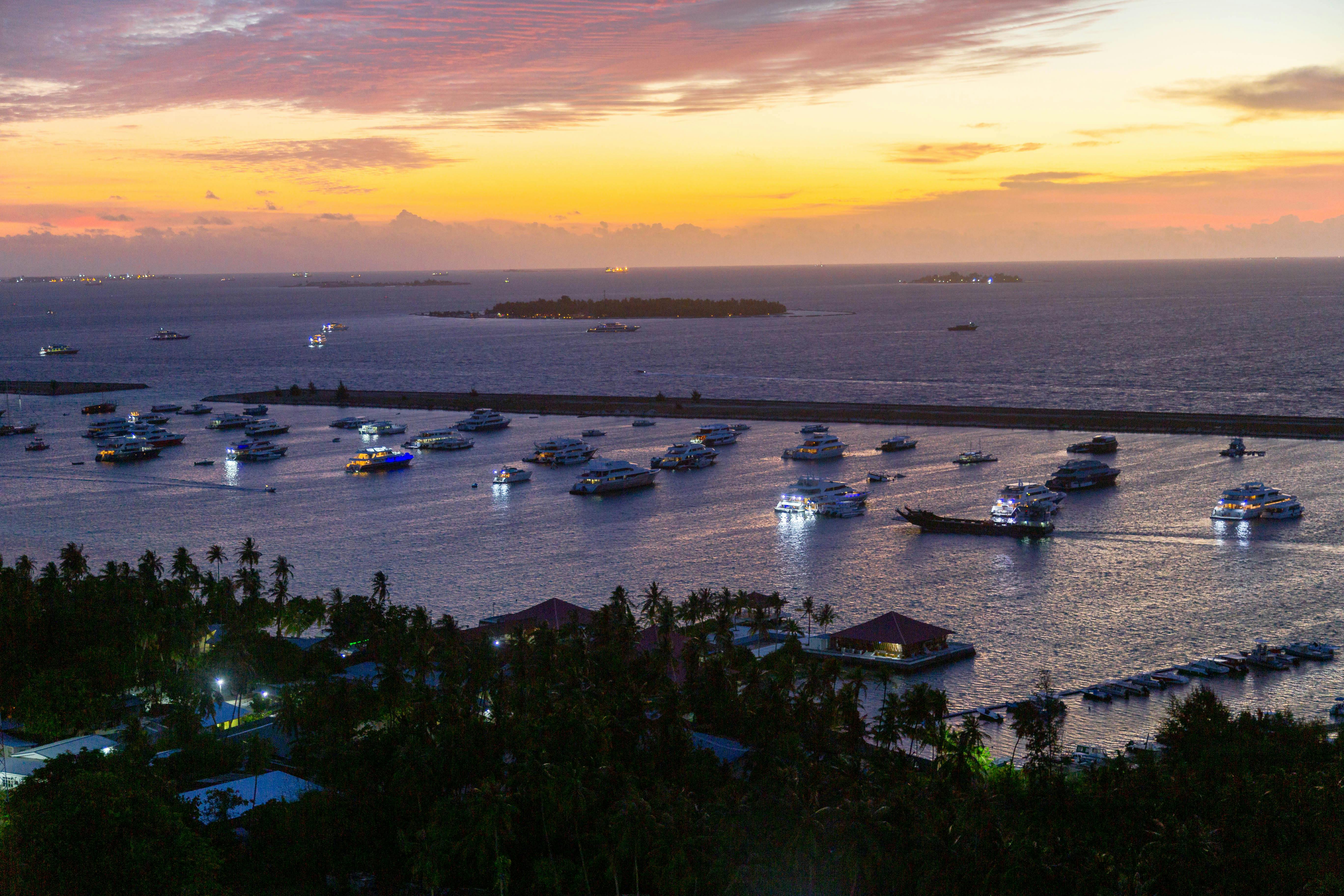 


<h3>5.1. Les Ferry-Boats</h3>
<p>Les <i>ferry-boats</i> jouent un rôle essentiel dans la connectivité maritime du Costa Rica, reliant le continent aux îles et aux destinations côtières. Ces bateaux offrent une opportunité unique de découvrir des joyaux cachés du pays, tels que les magnifiques îles du Golfe de Nicoya. L’embarquement à bord d’un ferry-boat vous permettra de savourer des <b>déplacements</b> paisibles à travers des eaux scintillantes tout en profitant de la brise marine.</p>
<p>Les <b>ferry-boats</b> sont adaptés à une variété de voyageurs, qu’il s’agisse de touristes en quête de plages isolées, de plongeurs cherchant à explorer les récifs coralliens sous-marins ou de voyageurs en quête d’aventure à la recherche de nouvelles expériences. Les horaires de ferry varient en fonction des destinations, mais la vue panoramique sur les paysages côtiers et la possibilité d’observer la faune marine en font une expérience mémorable pour tous les voyageurs au Costa Rica.</p>
<h3>5.2. Croisières Côtières</h3>
<p>Les <i>croisières côtières</i> au Costa Rica offrent une expérience de voyage de luxe pour les voyageurs en quête d’une exploration détendue et immersive. Ces croisières permettent aux passagers de naviguer le long des côtes du Costa Rica, offrant des panoramas spectaculaires sur la jungle luxuriante, les plages immaculées et les formations rocheuses étonnantes. En optant pour une croisière côtière, vous serez aux premières loges pour découvrir la biodiversité exceptionnelle du Costa Rica, car ces eaux abritent une abondance de vie marine.</p>
<p>Lors de ces <b>déplacements</b> en mer, vous pourrez également profiter de tout le confort et les commodités d’un navire de croisière, notamment des repas gastronomiques, des activités de loisirs et des excursions guidées à terre. C’est une option idéale pour ceux qui souhaitent combiner l’exploration côtière avec une expérience de <i>travail indépendant</i> ou simplement se détendre dans un cadre paradisiaque. Les croisières côtières sont généralement proposées avec une variété de forfaits, offrant ainsi une flexibilité pour répondre à vos préférences et à votre budget.</p>
<ul>
<li>Excursions dans des criques cachées.</li>
<li>Observation de la faune marine, y compris les dauphins et les tortues.</li>
<li>Activités de plongée en apnée pour explorer les récifs coralliens.</li>
<li>Dégustation de la cuisine locale à bord.</li>
<li>Options de relaxation sur les plages éloignées.</li>
</ul>
<p>Les croisières côtières au Costa Rica offrent une expérience de voyage sans pareille, où l’aventure et la détente se conjuguent pour créer des souvenirs inoubliables.</p>
<p> » /><br />
Le chapitre « 5. Transport Maritime » revêt une importance significative dans le contexte des <b>déplacements</b> au Costa Rica, en particulier pour ceux qui souhaitent explorer les régions côtières, les îles, et les destinations éloignées du pays. Avec ses deux côtes bordant l’océan Pacifique et la mer des Caraïbes, le Costa Rica offre une multitude d’opportunités pour les voyageurs désireux de découvrir des endroits reculés et exotiques.</p>
<p>Les options de <b>transport maritime</b> comprennent des ferries reliant les ports continentaux aux îles, ainsi que des croisières côtières offrant une expérience de voyage unique. Les ferries sont couramment utilisés pour se rendre sur des îles comme Isla Tortuga et Isla del Coco, qui sont des destinations prisées pour la plongée en apnée, la plongée sous-marine, et la détente sur des plages de sable blanc. Les croisières côtières, quant à elles, permettent aux voyageurs d’explorer la beauté naturelle du Costa Rica depuis la mer, en offrant des panoramas époustouflants sur la côte et une opportunité de découvrir la faune marine.</p>
<p>Que vous soyez un voyageur en quête d’aventure ou que vous recherchiez simplement un moyen de <i><a href=