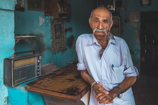 这幅留着小胡子的老人肖像，以复古印度内饰为背景，展现了文化遗产