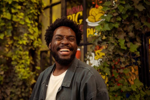 Kostenloses Stock Foto zu afroamerikanischer mann, freude, fröhlich