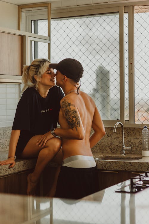 Free Affectionate couple in kitchen Stock Photo