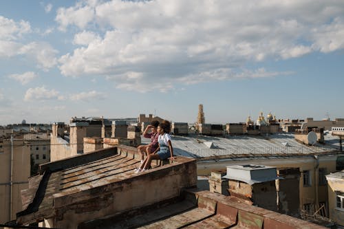 Free Teenage couple on rooftop in city Stock Photo