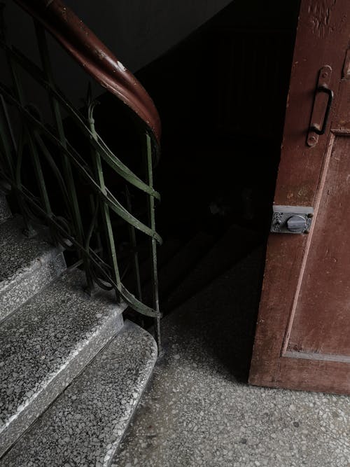 бесплатная Бесплатное стоковое фото с вертикальный выстрел, дверь, лестница Стоковое фото