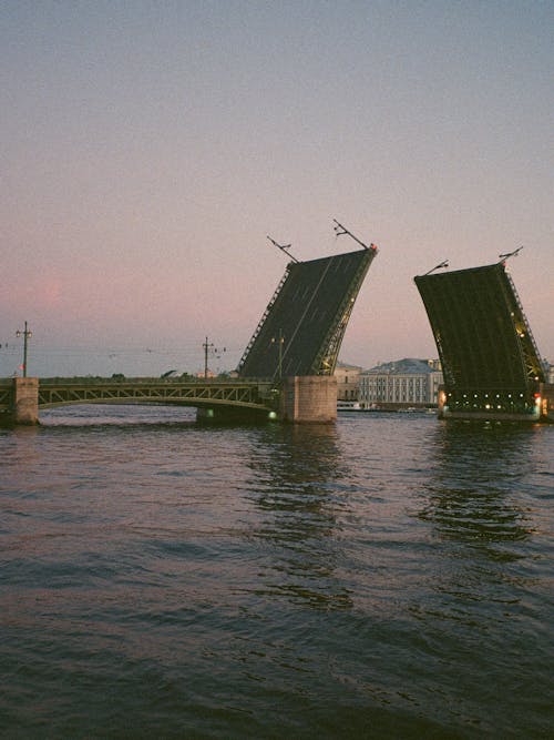 Ilmainen kuvapankkikuva tunnisteilla auringonlasku, joki, kaupunki