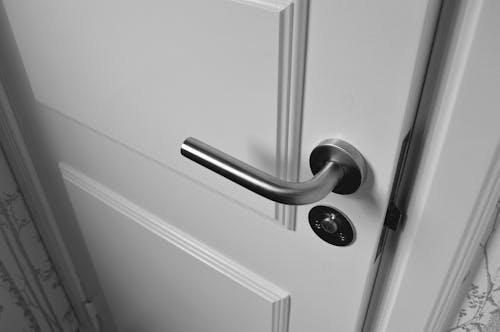 無料 セミオープンの白い木製のドア 写真素材