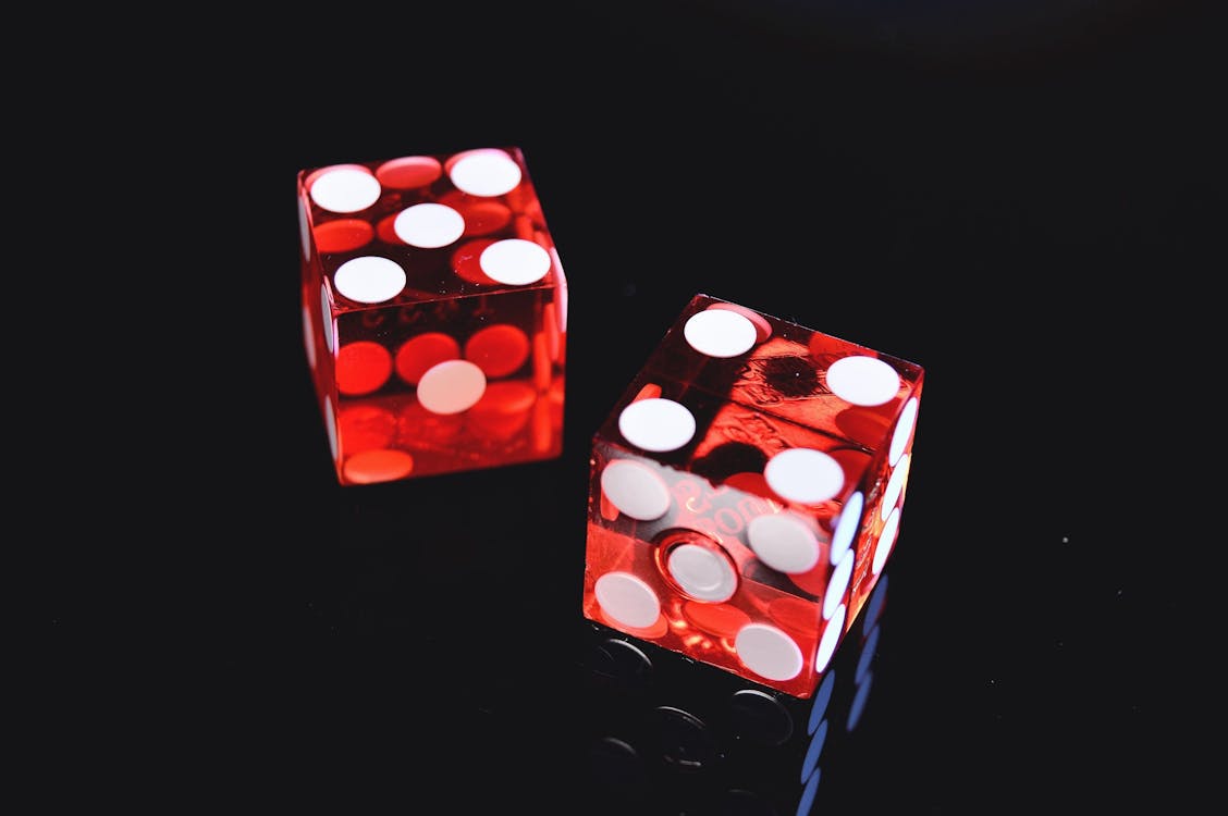 Фотография двух красных кубиков