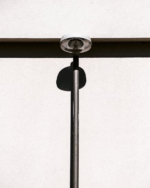 Darmowe zdjęcie z galerii z czarno-biały, lampa uliczna, pionowy strzał
