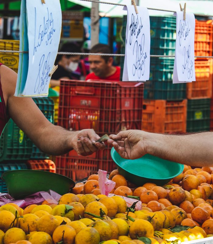 Venda de frutas cítricas em mercado de São Paulo