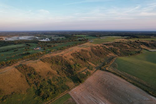 Ingyenes stockfotó domb, drónfelvétel, farm témában