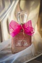 粉色丝带装饰的奢华香水瓶，尽显优雅与浪漫
