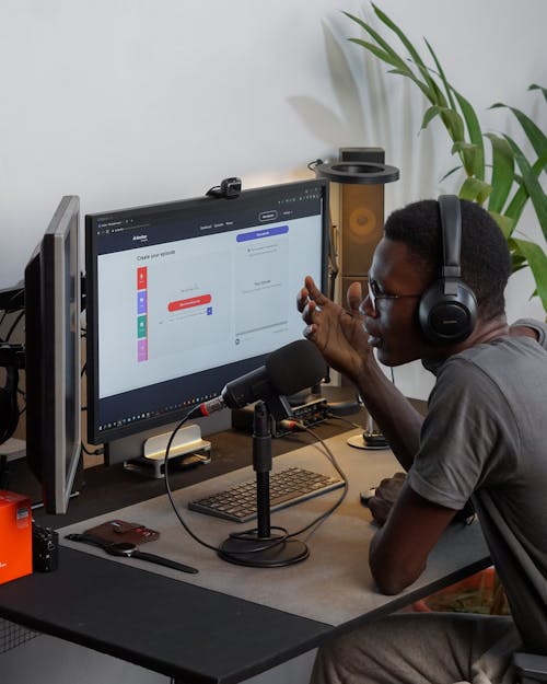 Kostenloses Stock Foto zu afroamerikanischer mann, arbeiten, computer