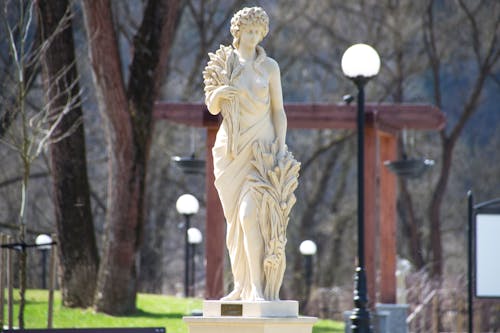 Frauenstatue Neben Straßenlaterne