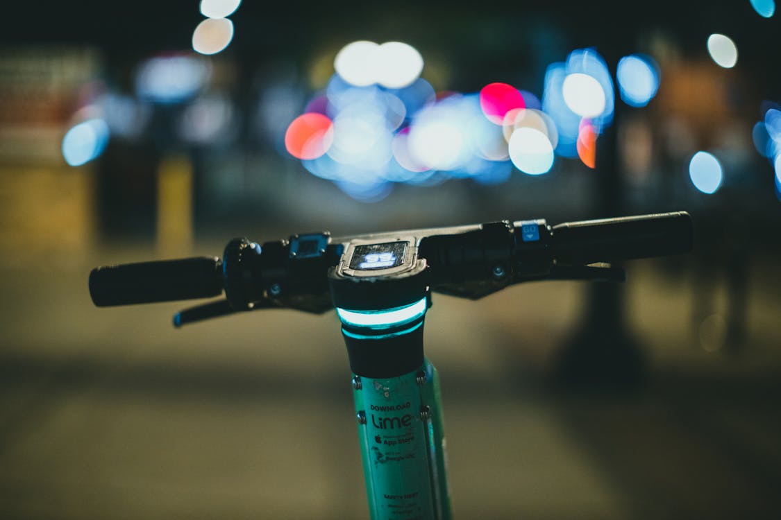 Видео түсірген: Павлодарда самокат тізгіндеген әйел жазаланды