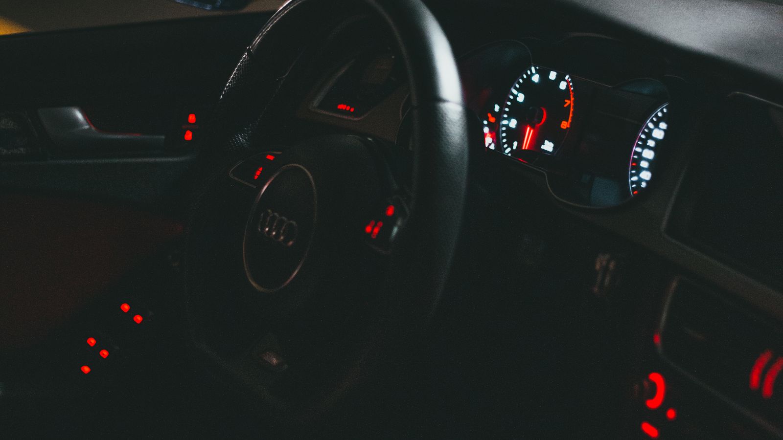Comprador avaliando o interior de um carro usado à noite em local bem iluminado
