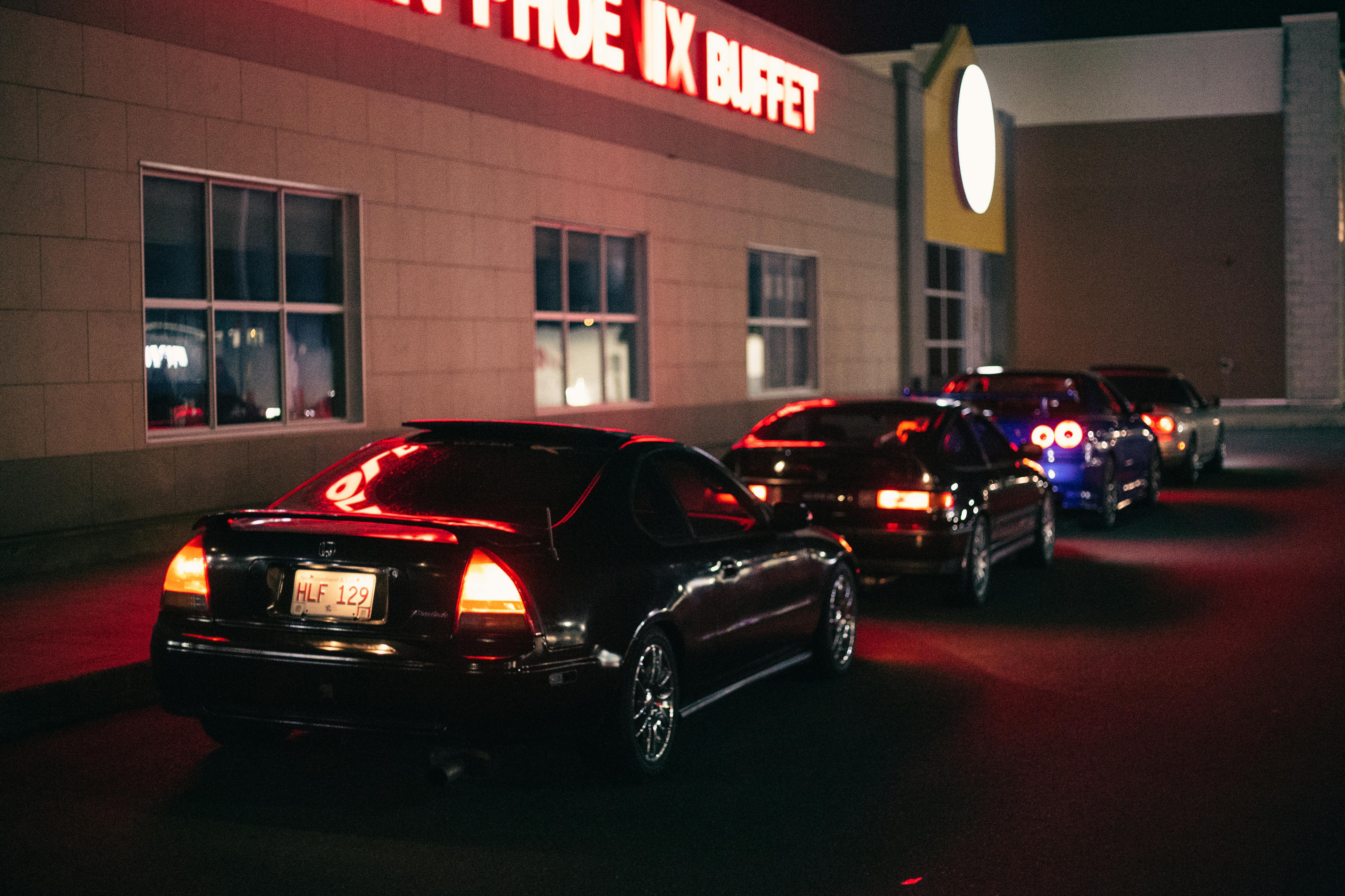 butelki alkoholu na półce w restauracji