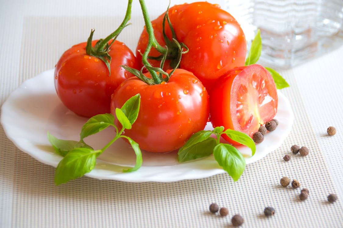 Tomatenoberseite Der Weißen Keramikplatte