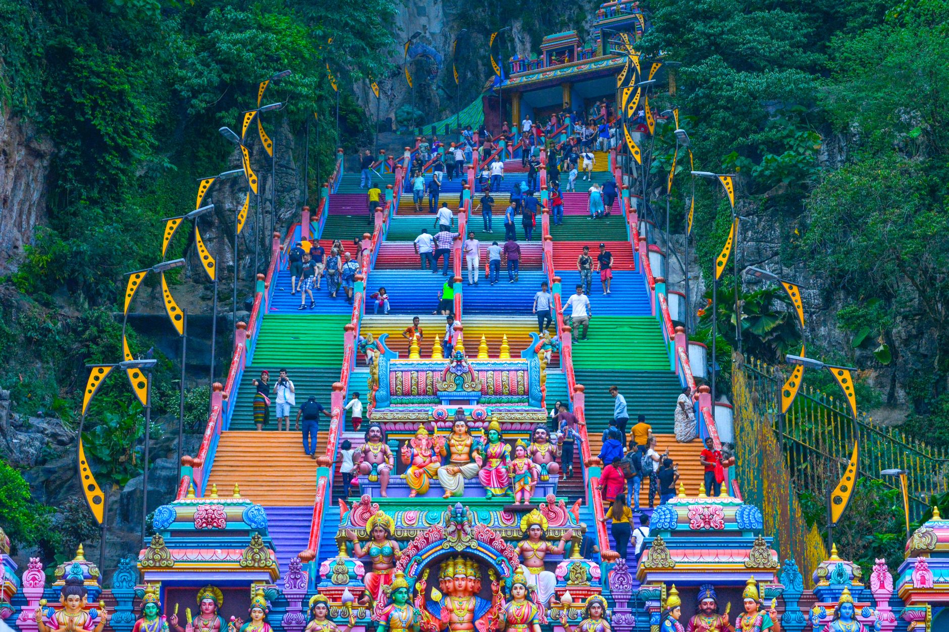 Menjelajahi Batu Caves Malaysia: Keajaiban Kuil Hindu di Tengah Hutan Tropis