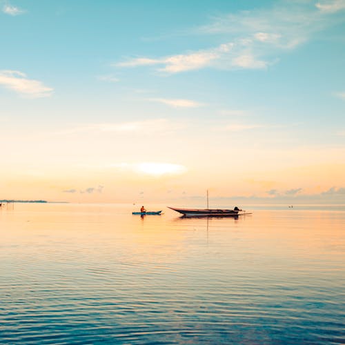 Foto profissional grátis de barcos, borrifar, céu