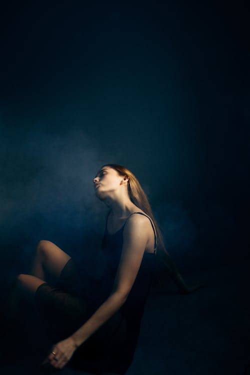 Foto profissional grátis de efeito de fumaça, luz baixa, modelo