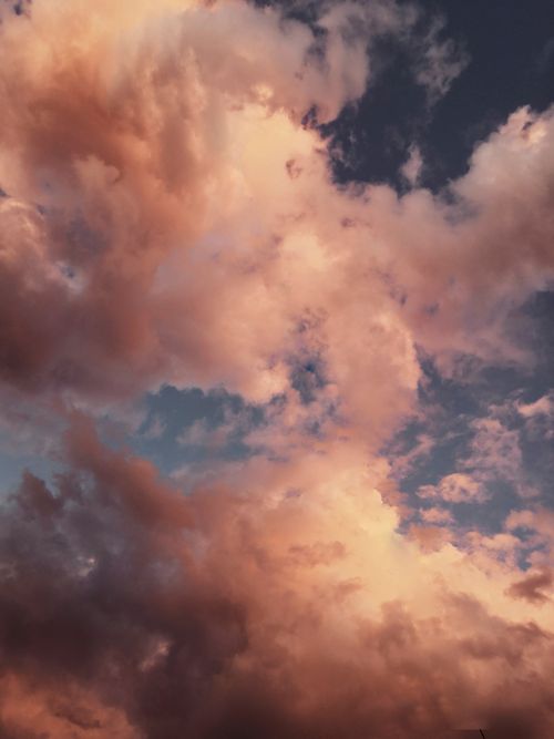 Free Vibrant evening sky showcasing dramatic cloud formations and a warm color palette. Stock Photo
