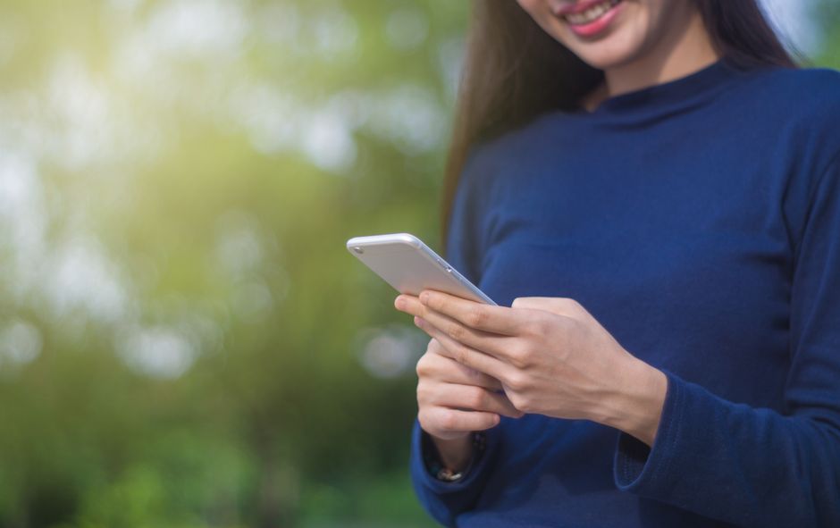 Cliente revisando la carta digital en su móvil en terraza española