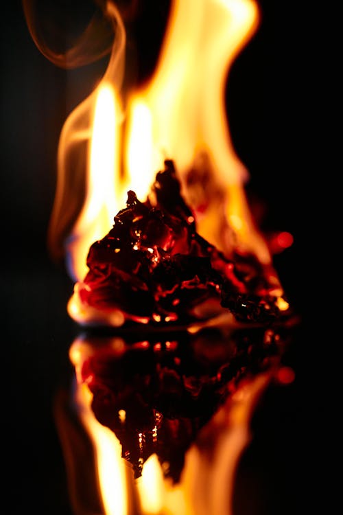 燃える火のクローズアップ写真