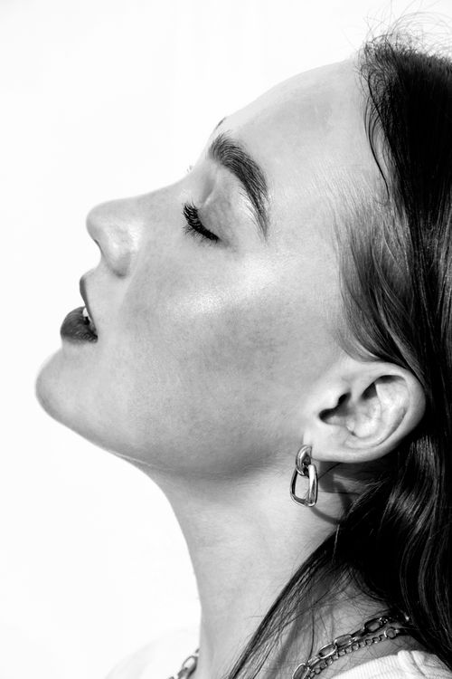 Free Artistic black and white portrait of a woman in profile with eyes closed, highlighting serene expression. Stock Photo