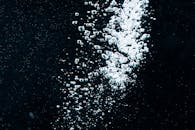 一个特写镜头的泡沫在黑暗的液体上升，创造一个充满活力和动态的视觉