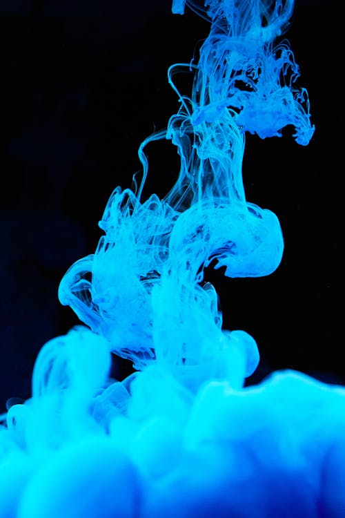 Высокоскоростная фотография диффузии синих чернил в воде