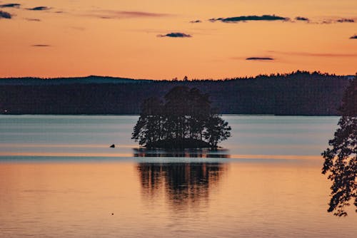 Gratis arkivbilde med bakgrunnsbilde, innsjø, klar himmel