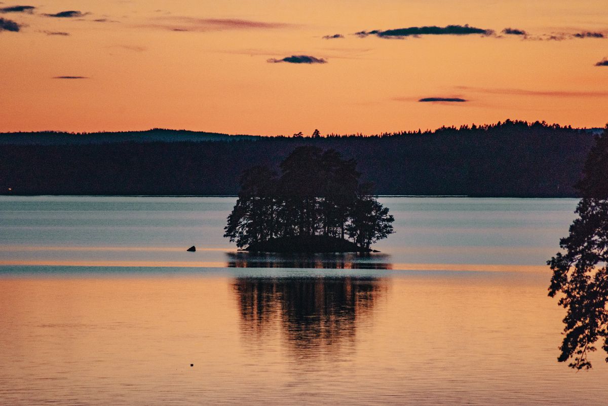 Insulă pe un lac la apus
