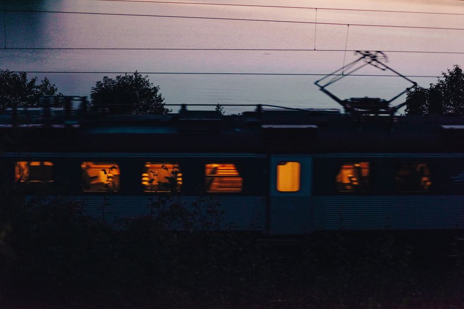 Shaam ki train journeys ki apni alag hi beauty hoti hai na? 🚂🌅😌 #traindiaries #eveningvibes #tolee