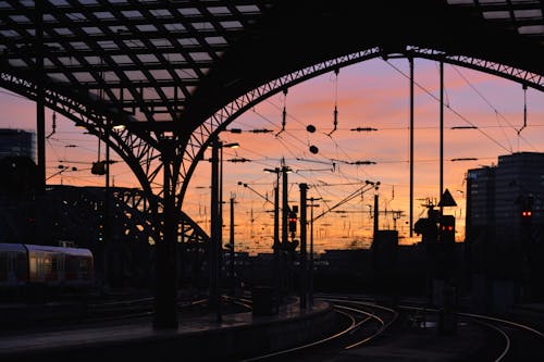 Foto stok gratis Arsitektur, bayangan hitam, jalan kereta api