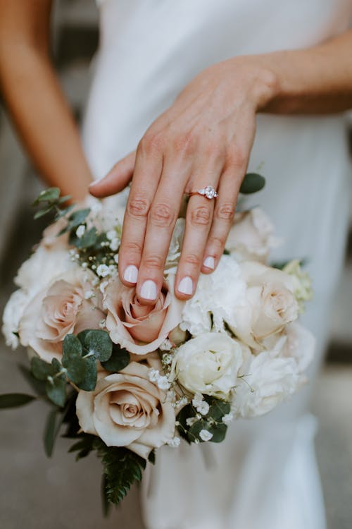 Darmowe zdjęcie z galerii z biała sukienka, bukiet ślubny, diamentowy pierścionek