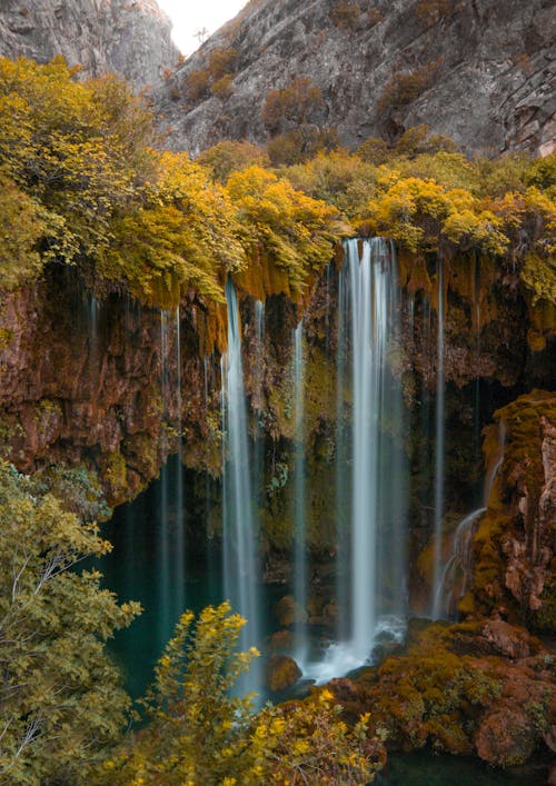 Бесплатное стоковое фото с вертикальный выстрел, вода, водопады