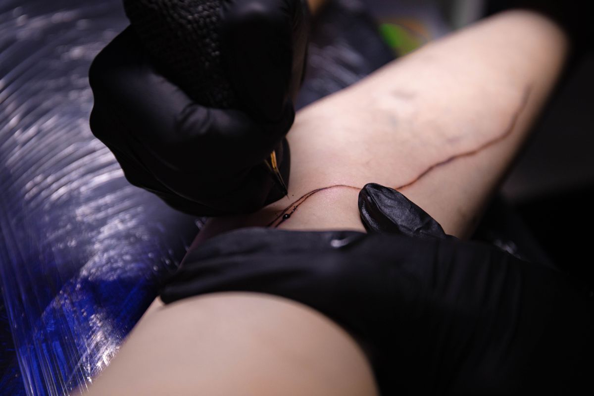 Feines Linien-Tattoo am Unterarm in Schwarzgrau