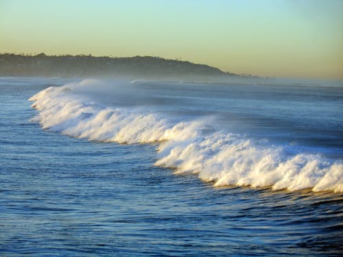 Δωρεάν στοκ φωτογραφιών με κύματα που σκάνε