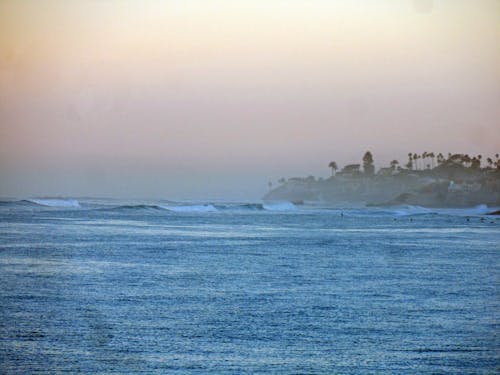 早朝の波の無料の写真素材