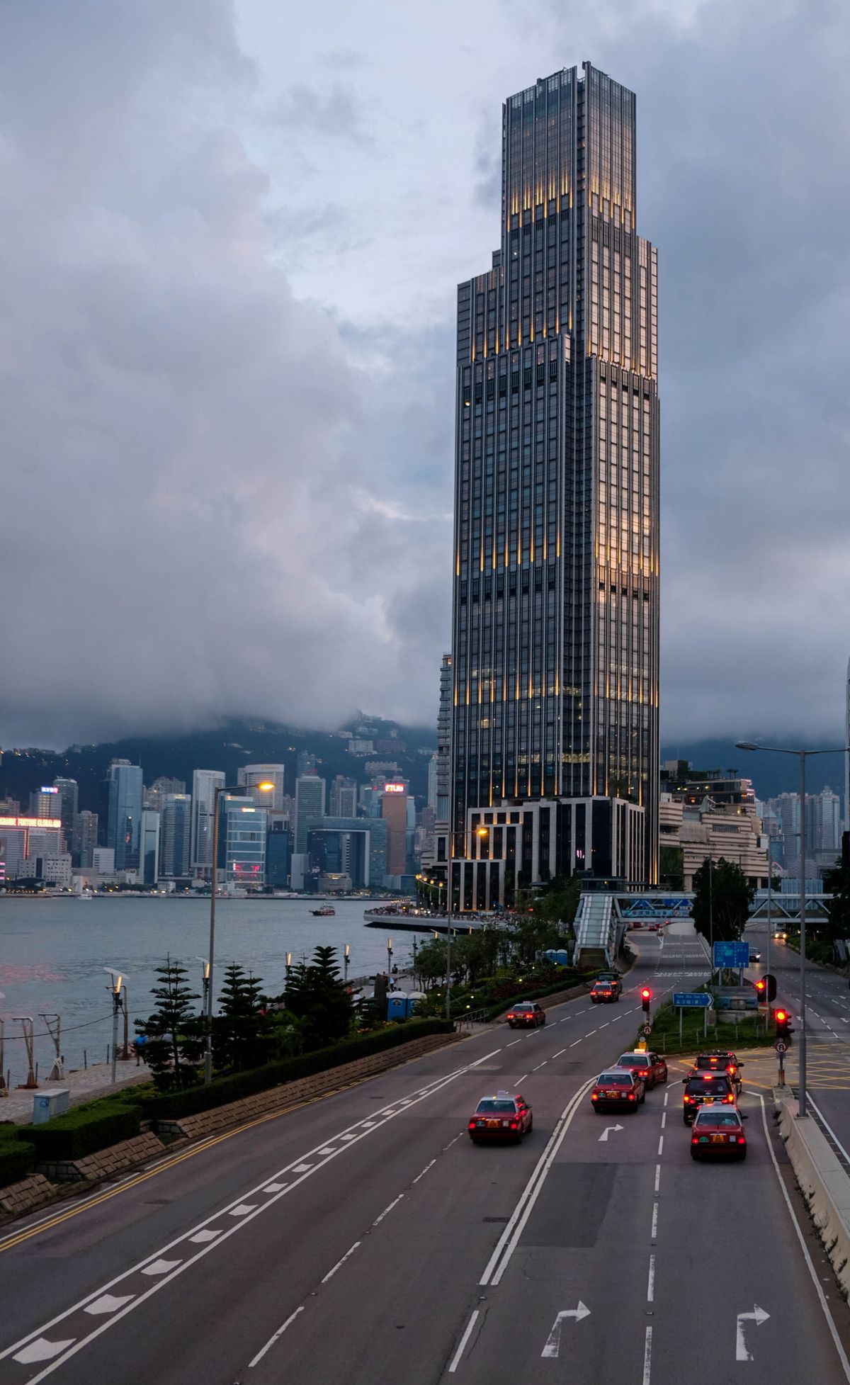 Skyline Hong Kong noaptea, Victoria Harbour, hoteluri de lux cu vedere la port