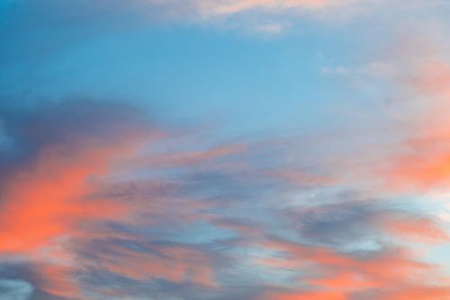 Free Dynamic sky with vibrant pink and blue cloud formations during sunrise or sunset. Stock Photo