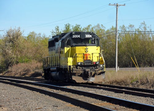 Free stock photo of lone locomotive on the tracks