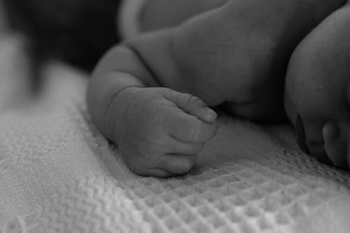 Ücretsiz bebek, el, gri tonlama içeren Ücretsiz stok fotoğraf Stok Fotoğraflar