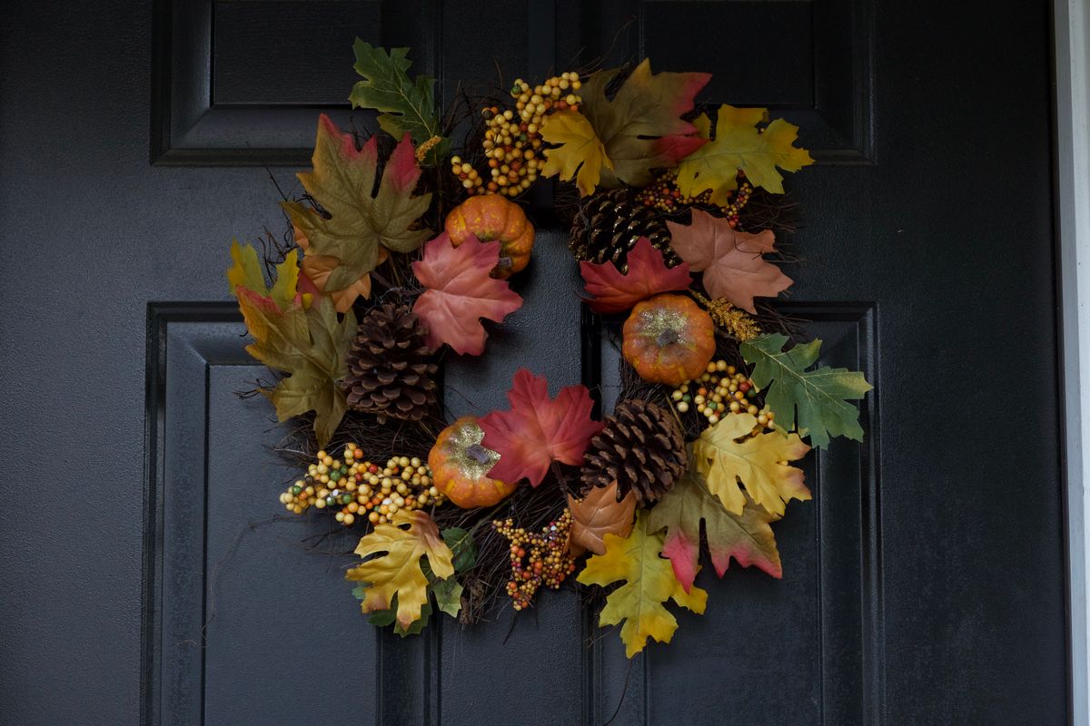 Autumn wreath for thanksgiving living room decor ideas