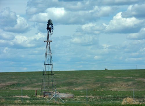 Foto stok gratis kincir angin di padang rumput